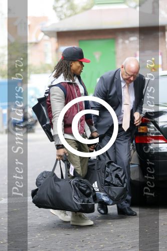 Amsterdam 7 oktober 2014
Edgar Davids met tassen op weg naar vliegveld met taxi.