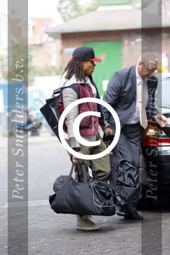 Amsterdam 7 oktober 2014
Edgar Davids met tassen op weg naar vliegveld met taxi.