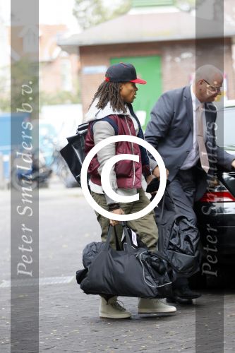 Amsterdam 7 oktober 2014
Edgar Davids met tassen op weg naar vliegveld met taxi.