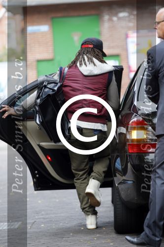 Amsterdam 7 oktober 2014
Edgar Davids met tassen op weg naar vliegveld met taxi.