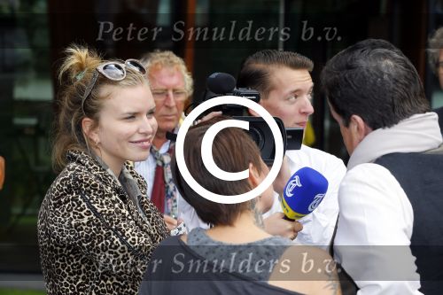 Amsterdam 20 augustus 2014
Doop van de Johnny Kraaykamp sloep bij het Hilton. Aanwezig zijn Sanne Kraaykamp haar broer John jr en Rijk de Gooyer jr. 
Elisa v d Meijden