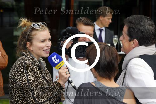 Amsterdam 20 augustus 2014
Doop van de Johnny Kraaykamp sloep bij het Hilton. Aanwezig zijn Sanne Kraaykamp haar broer John jr en Rijk de Gooyer jr. 
Elisa v d Meijden