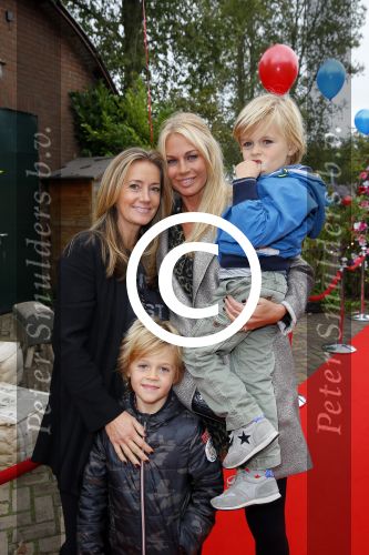 Amsterdam 8 0ktober 2014
Mama van het jaar verkieizing. Ellemieke Vermolen met zoons en Monique Matthijsen