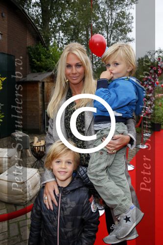 Amsterdam 8 0ktober 2014
Mama van het jaar verkieizing. Ellemieke Vermolen met zoons en Monique Matthijsen
