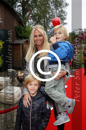 Amsterdam 8 0ktober 2014
Mama van het jaar verkieizing. Ellemieke Vermolen met zoons en Monique Matthijsen