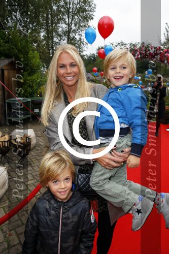 Amsterdam 8 0ktober 2014
Mama van het jaar verkieizing. Ellemieke Vermolen met zoons en Monique Matthijsen