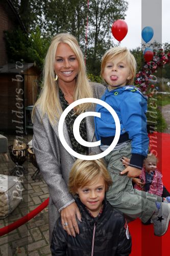 Amsterdam 8 0ktober 2014
Mama van het jaar verkieizing. Ellemieke Vermolen met zoons en Monique Matthijsen
