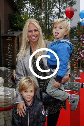 Amsterdam 8 0ktober 2014
Mama van het jaar verkieizing. Ellemieke Vermolen met zoons en Monique Matthijsen