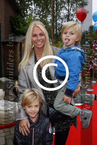 Amsterdam 8 0ktober 2014
Mama van het jaar verkieizing. Ellemieke Vermolen met zoons en Monique Matthijsen