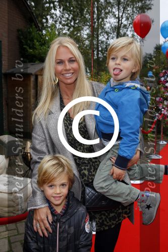 Amsterdam 8 0ktober 2014
Mama van het jaar verkieizing. Ellemieke Vermolen met zoons en Monique Matthijsen