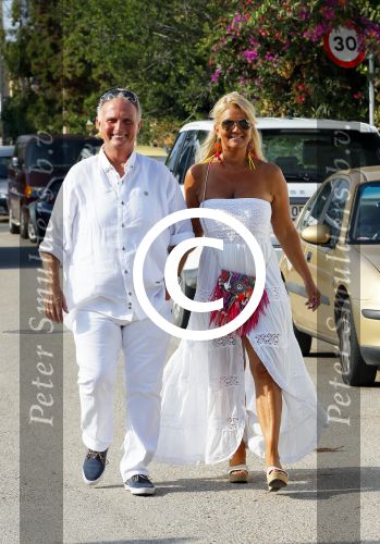 ibiza 26 september 2014
Trouwen Patty Brard en Antoine de Vijver bij babylon beach op ibiza. Emiel hartkamp met vrouw