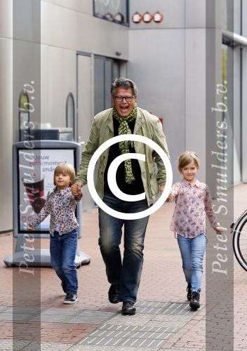 Amstelveen 5 oktober 2014
Emile Ratelband met zijn zoon Emilio en dochter Royce en vriendin Gitta bij premiere Pippi Langkous.