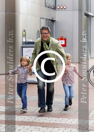 Amstelveen 5 oktober 2014
Emile Ratelband met zijn zoon Emilio en dochter Royce en vriendin Gitta bij premiere Pippi Langkous.