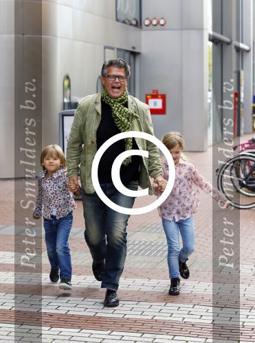 Amstelveen 5 oktober 2014
Emile Ratelband met zijn zoon Emilio en dochter Royce en vriendin Gitta bij premiere Pippi Langkous.