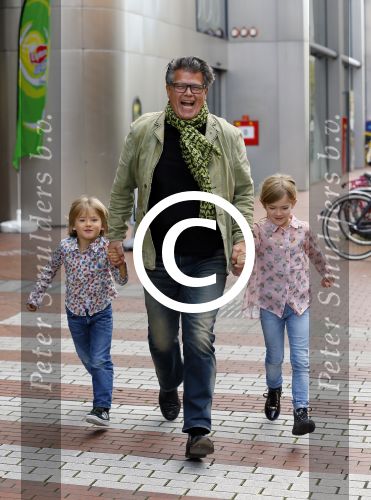 Amstelveen 5 oktober 2014
Emile Ratelband met zijn zoon Emilio en dochter Royce en vriendin Gitta bij premiere Pippi Langkous.