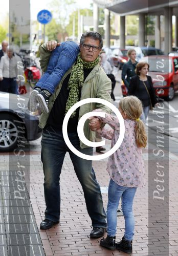 Amstelveen 5 oktober 2014
Emile Ratelband met zijn zoon Emilio en dochter Royce en vriendin Gitta bij premiere Pippi Langkous.