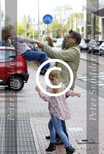 Amstelveen 5 oktober 2014
Emile Ratelband met zijn zoon Emilio en dochter Royce en vriendin Gitta bij premiere Pippi Langkous.