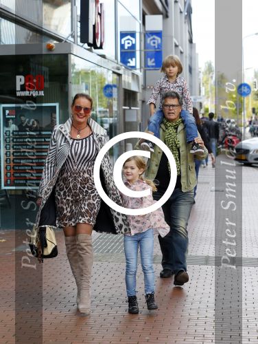 Amstelveen 5 oktober 2014
Emile Ratelband met zijn zoon Emilio en dochter Royce en vriendin Gitta bij premiere Pippi Langkous.