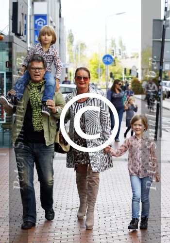 Amstelveen 5 oktober 2014
Emile Ratelband met zijn zoon Emilio en dochter Royce en vriendin Gitta bij premiere Pippi Langkous.