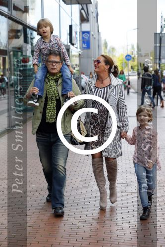 Amstelveen 5 oktober 2014
Emile Ratelband met zijn zoon Emilio en dochter Royce en vriendin Gitta bij premiere Pippi Langkous.