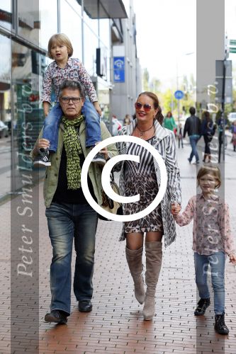 Amstelveen 5 oktober 2014
Emile Ratelband met zijn zoon Emilio en dochter Royce en vriendin Gitta bij premiere Pippi Langkous.