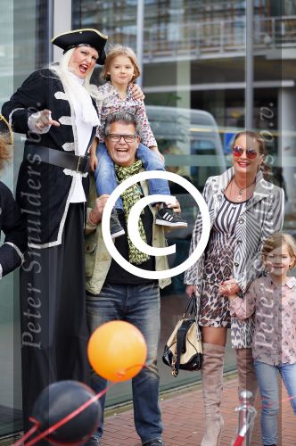 Amstelveen 5 oktober 2014
Emile Ratelband met zijn zoon Emilio en dochter Royce en vriendin Gitta bij premiere Pippi Langkous.