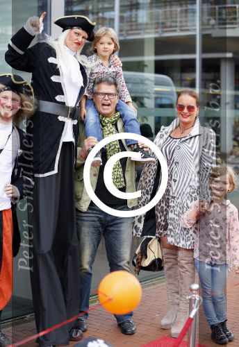 Amstelveen 5 oktober 2014
Emile Ratelband met zijn zoon Emilio en dochter Royce en vriendin Gitta bij premiere Pippi Langkous.