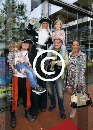 Amstelveen 5 oktober 2014
Emile Ratelband met zijn zoon Emilio en dochter Royce en vriendin Gitta bij premiere Pippi Langkous.