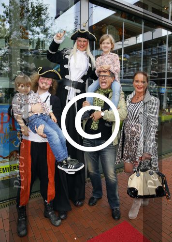 Amstelveen 5 oktober 2014
Emile Ratelband met zijn zoon Emilio en dochter Royce en vriendin Gitta bij premiere Pippi Langkous.