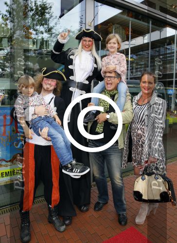 Amstelveen 5 oktober 2014
Emile Ratelband met zijn zoon Emilio en dochter Royce en vriendin Gitta bij premiere Pippi Langkous.