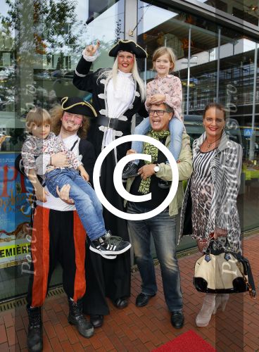 Amstelveen 5 oktober 2014
Emile Ratelband met zijn zoon Emilio en dochter Royce en vriendin Gitta bij premiere Pippi Langkous.
