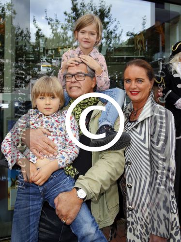 Amstelveen 5 oktober 2014
Emile Ratelband met zijn zoon Emilio en dochter Royce en vriendin Gitta bij premiere Pippi Langkous.