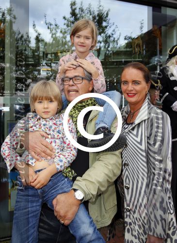 Amstelveen 5 oktober 2014
Emile Ratelband met zijn zoon Emilio en dochter Royce en vriendin Gitta bij premiere Pippi Langkous.