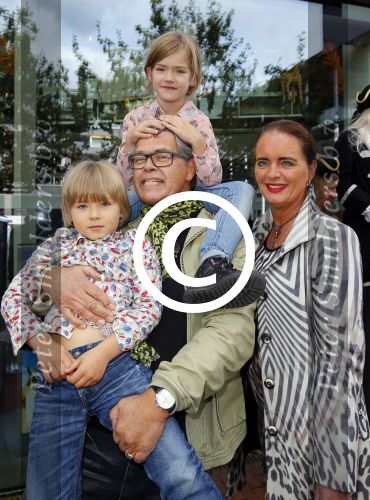 Amstelveen 5 oktober 2014
Emile Ratelband met zijn zoon Emilio en dochter Royce en vriendin Gitta bij premiere Pippi Langkous.