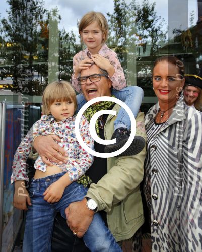 Amstelveen 5 oktober 2014
Emile Ratelband met zijn zoon Emilio en dochter Royce en vriendin Gitta bij premiere Pippi Langkous.