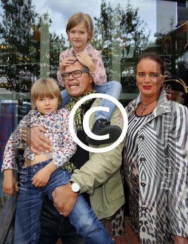 Amstelveen 5 oktober 2014
Emile Ratelband met zijn zoon Emilio en dochter Royce en vriendin Gitta bij premiere Pippi Langkous.