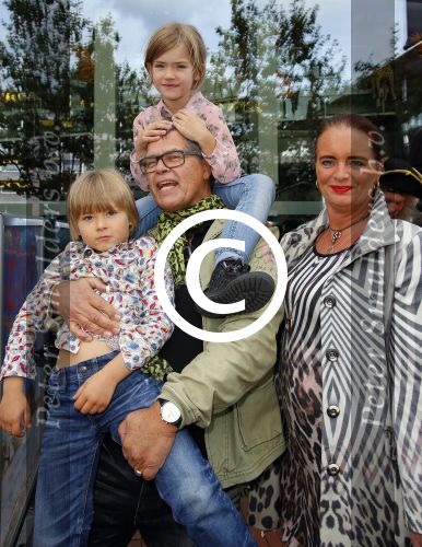 Amstelveen 5 oktober 2014
Emile Ratelband met zijn zoon Emilio en dochter Royce en vriendin Gitta bij premiere Pippi Langkous.