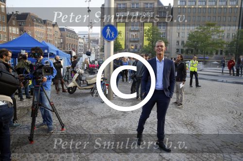 Amsterdam 30 september 2014
Kelly Kruger, Darin Brooks, Kim Matula, Scott Clifton, Ashleigh Brewer en Ferry Doedens uit de Amerikaanse soapserie The Bold and the Beautiful tijdens opnames op de dam in Amsterdam.