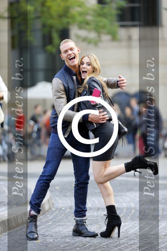 Amsterdam 30 september 2014
Kelly Kruger, Darin Brooks, Kim Matula, Scott Clifton, Ashleigh Brewer en Ferry Doedens uit de Amerikaanse soapserie The Bold and the Beautiful tijdens opnames op de dam in Amsterdam.