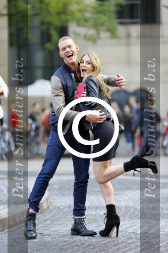 Amsterdam 30 september 2014
Kelly Kruger, Darin Brooks, Kim Matula, Scott Clifton, Ashleigh Brewer en Ferry Doedens uit de Amerikaanse soapserie The Bold and the Beautiful tijdens opnames op de dam in Amsterdam.