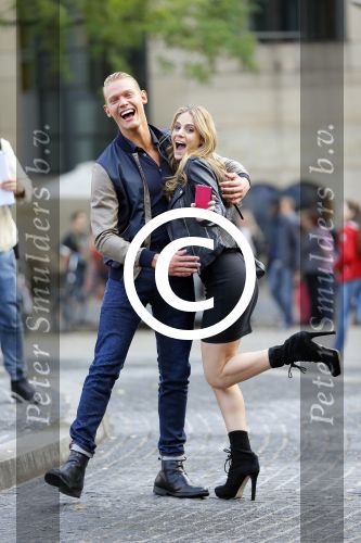 Amsterdam 30 september 2014
Kelly Kruger, Darin Brooks, Kim Matula, Scott Clifton, Ashleigh Brewer en Ferry Doedens uit de Amerikaanse soapserie The Bold and the Beautiful tijdens opnames op de dam in Amsterdam.