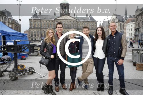 Amsterdam 30 september 2014
Kelly Kruger, Darin Brooks, Kim Matula, Scott Clifton, Ashleigh Brewer en Ferry Doedens uit de Amerikaanse soapserie The Bold and the Beautiful tijdens opnames op de dam in Amsterdam.
