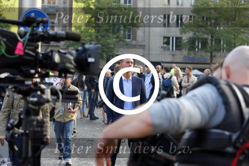 Amsterdam 30 september 2014
Kelly Kruger, Darin Brooks, Kim Matula, Scott Clifton, Ashleigh Brewer en Ferry Doedens uit de Amerikaanse soapserie The Bold and the Beautiful tijdens opnames op de dam in Amsterdam.