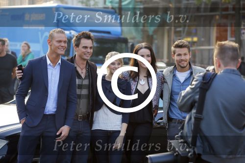 Amsterdam 30 september 2014
Kelly Kruger, Darin Brooks, Kim Matula, Scott Clifton, Ashleigh Brewer en Ferry Doedens uit de Amerikaanse soapserie The Bold and the Beautiful tijdens opnames op de dam in Amsterdam.
