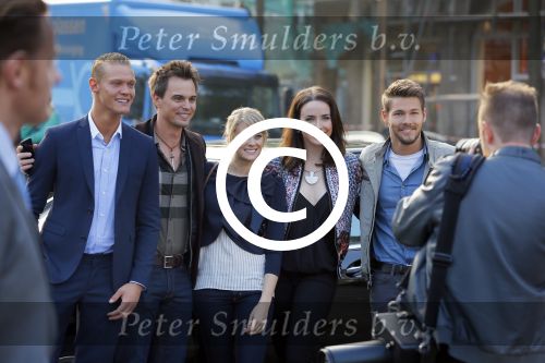 Amsterdam 30 september 2014
Kelly Kruger, Darin Brooks, Kim Matula, Scott Clifton, Ashleigh Brewer en Ferry Doedens uit de Amerikaanse soapserie The Bold and the Beautiful tijdens opnames op de dam in Amsterdam.