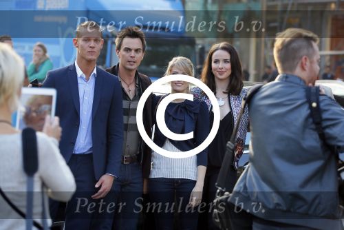 Amsterdam 30 september 2014
Kelly Kruger, Darin Brooks, Kim Matula, Scott Clifton, Ashleigh Brewer en Ferry Doedens uit de Amerikaanse soapserie The Bold and the Beautiful tijdens opnames op de dam in Amsterdam.