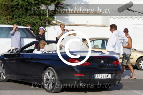 ibiza 26 september 2014
Trouwen Patty Brard en Antoine de Vijver bij babylon beach op ibiza. Gerard Joling en Wino Omtzigt in huurauto BMW cabrio van Sixt