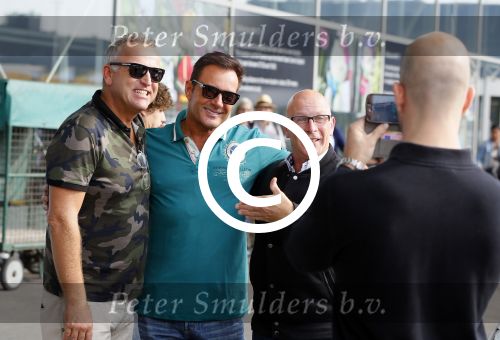 Schiphol 29 september 2014
Gordon met zijn nieuwe vriend Roelof v d Veen op schiphol voor vertrek naar Dubai voor opnames Goor en Geer met Gerard Joling.