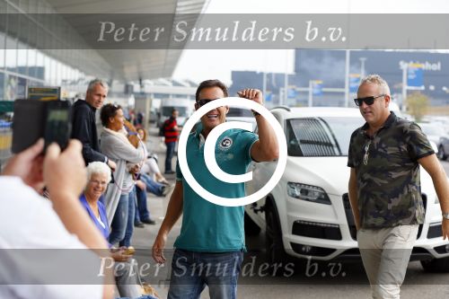 Schiphol 29 september 2014
Gordon met zijn nieuwe vriend Roelof v d Veen op schiphol voor vertrek naar Dubai voor opnames Goor en Geer met Gerard Joling.