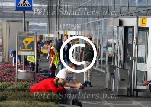 Schiphol 29 september 2014
Gordon met zijn nieuwe vriend Roelof v d Veen op schiphol voor vertrek naar Dubai voor opnames Goor en Geer met Gerard Joling.